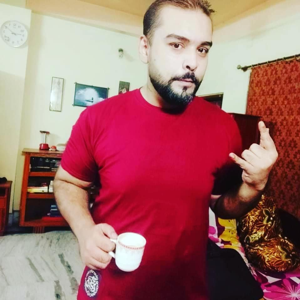 customer wearing oikotaantees solid color tshirt