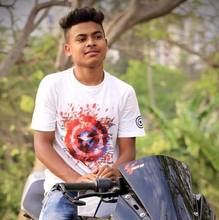 oikotaan customer in Avengers tshirt